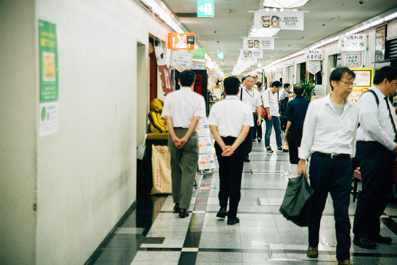 こちらは現在の船場センタービル。当時と店は変われど、飲食店街は現在も大盛況だ。