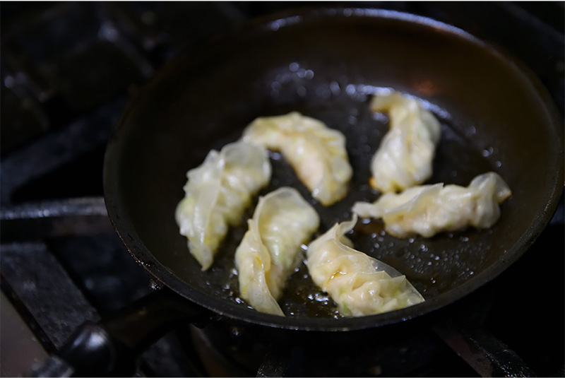 一つ一つ手包みで作る餃子は、必食の品。