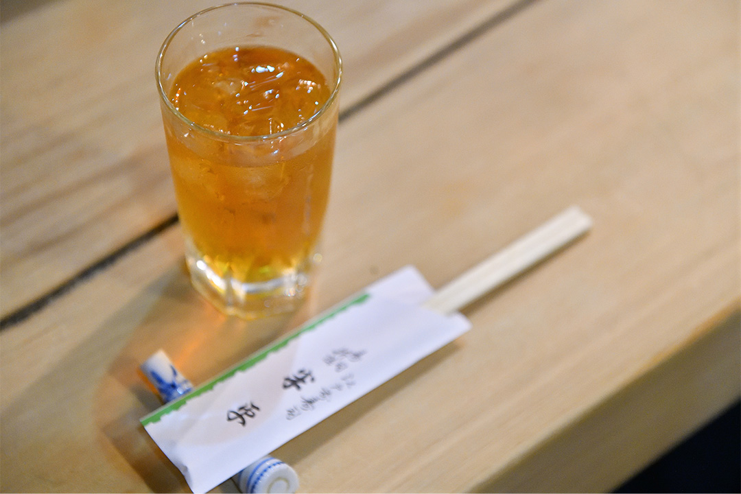 寿司処らしい、手入れの行き届いた白木のカウンターゆえグラスも映える。
