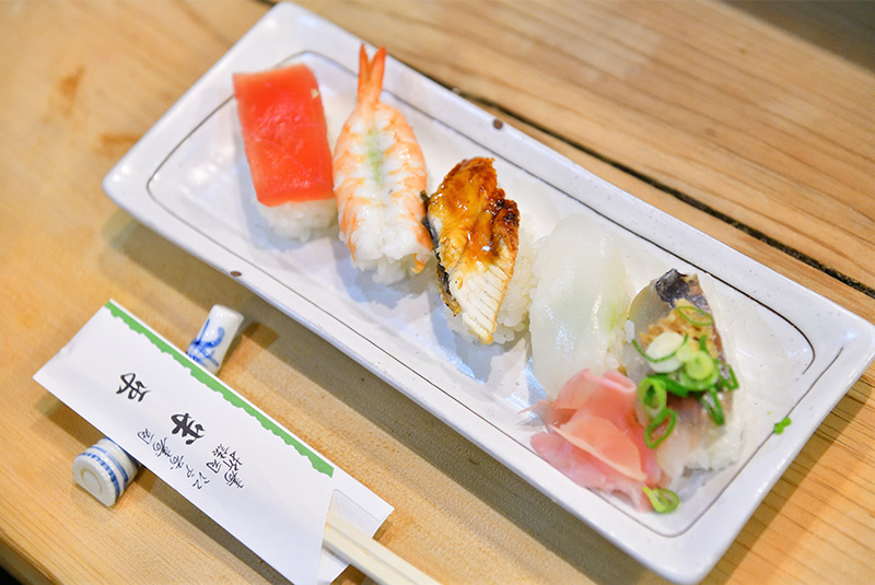 寿司5貫とウーロンハイでぴったり1000円とは……お得すぎる。
