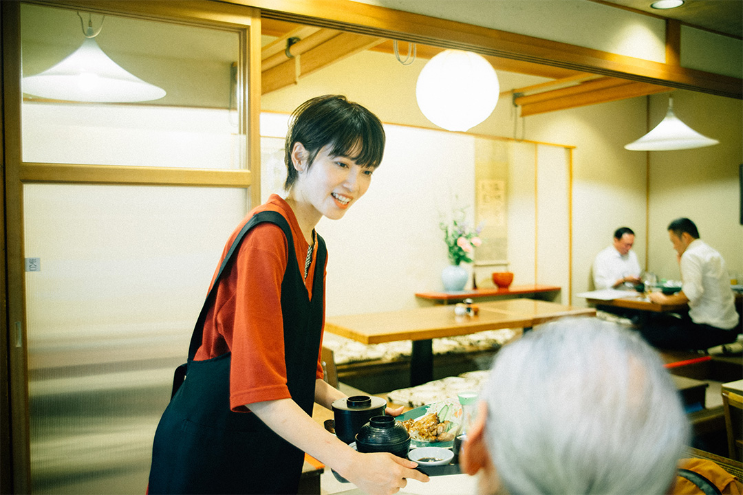 「日替わり定食です。椀物が熱いので、気をつけてお召し上がりください」