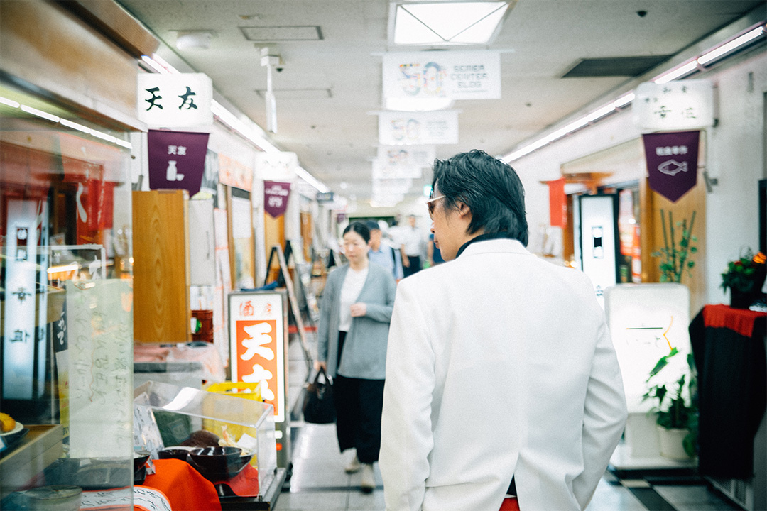 「なんだか、一杯ひっかけたくなるビルだよね。船場センタービルってのは」と、ポツリ。