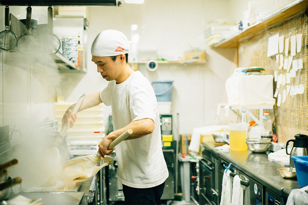 茹で場では、コシの強い讃岐うどんがグラグラと湯がかれる。