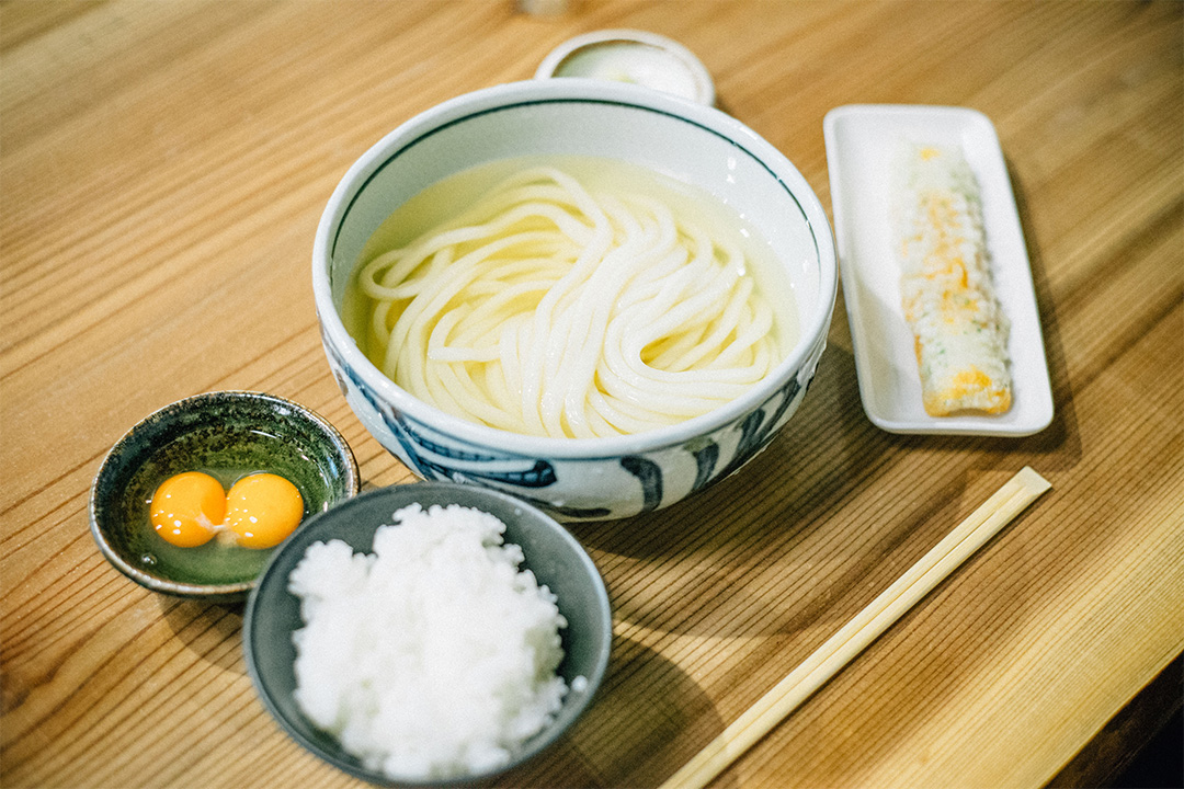 ランチ時に一番出るセットは、ひやかけうどんと鯛ちくわの天ぷら、卵かけご飯がついて850円。