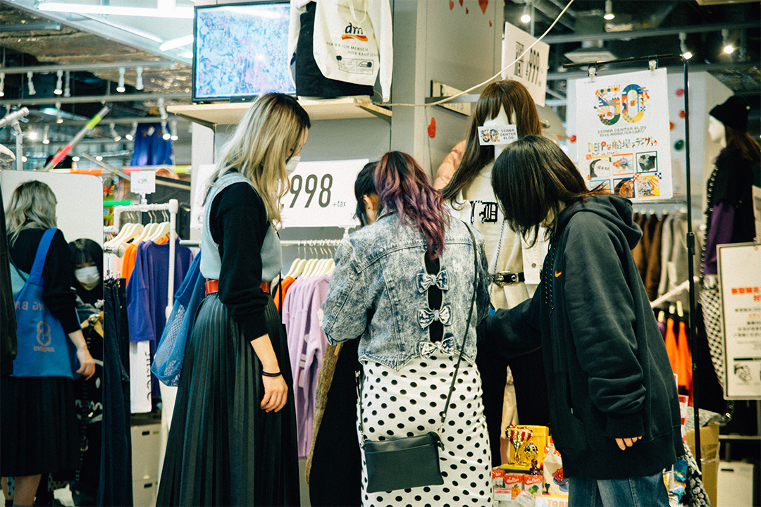 開店直前になると、スタッフの面々が売り場を覗きにやってきます