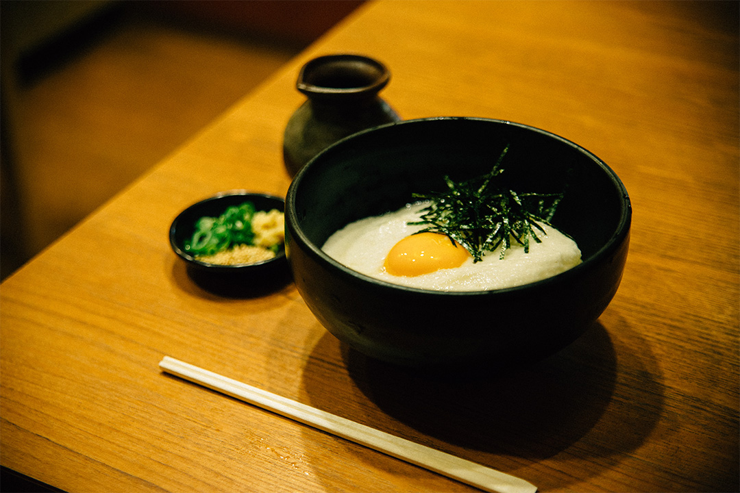 こちらでオススメしたい一杯が、たっぷりのとろろに卵の黄身がオンした山かけうどん。