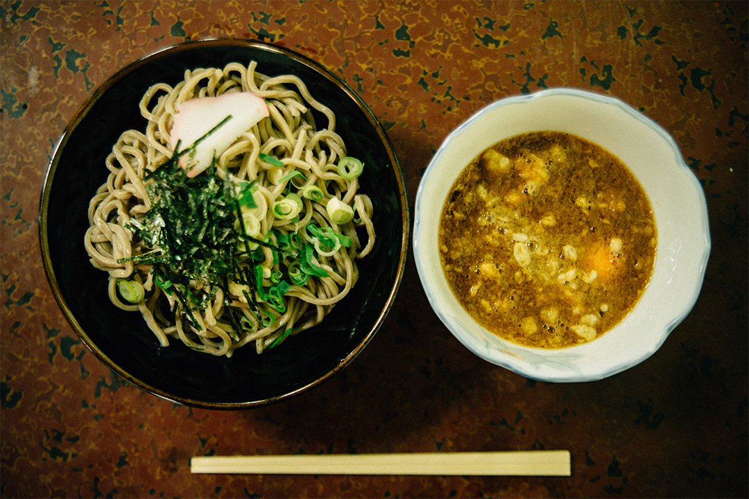 濃いめの出汁に、たっぷりの天かす、そして卵の黄身がオンしたこちらのうまいそばは850円。