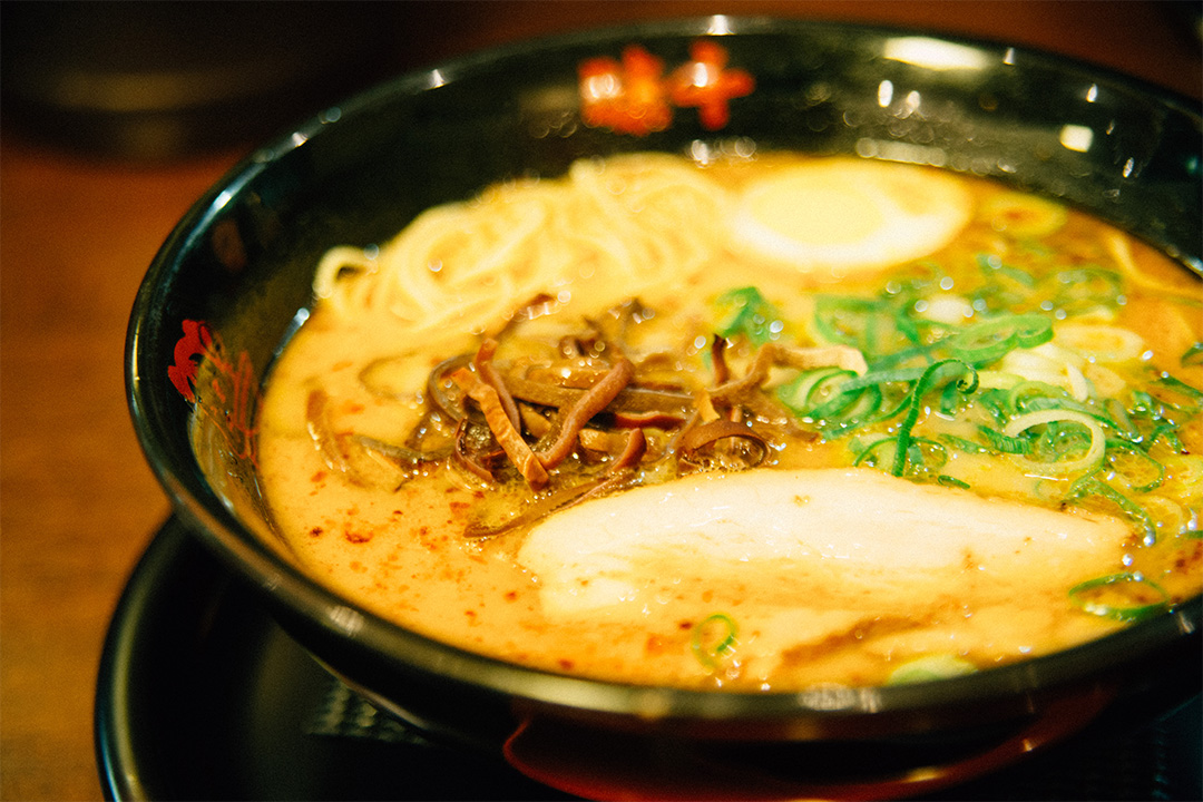 数あるメニューの中でも、まず食べてみてもらいたいのが濃厚なとんこつスープを使った味千ラーメン680円だ。